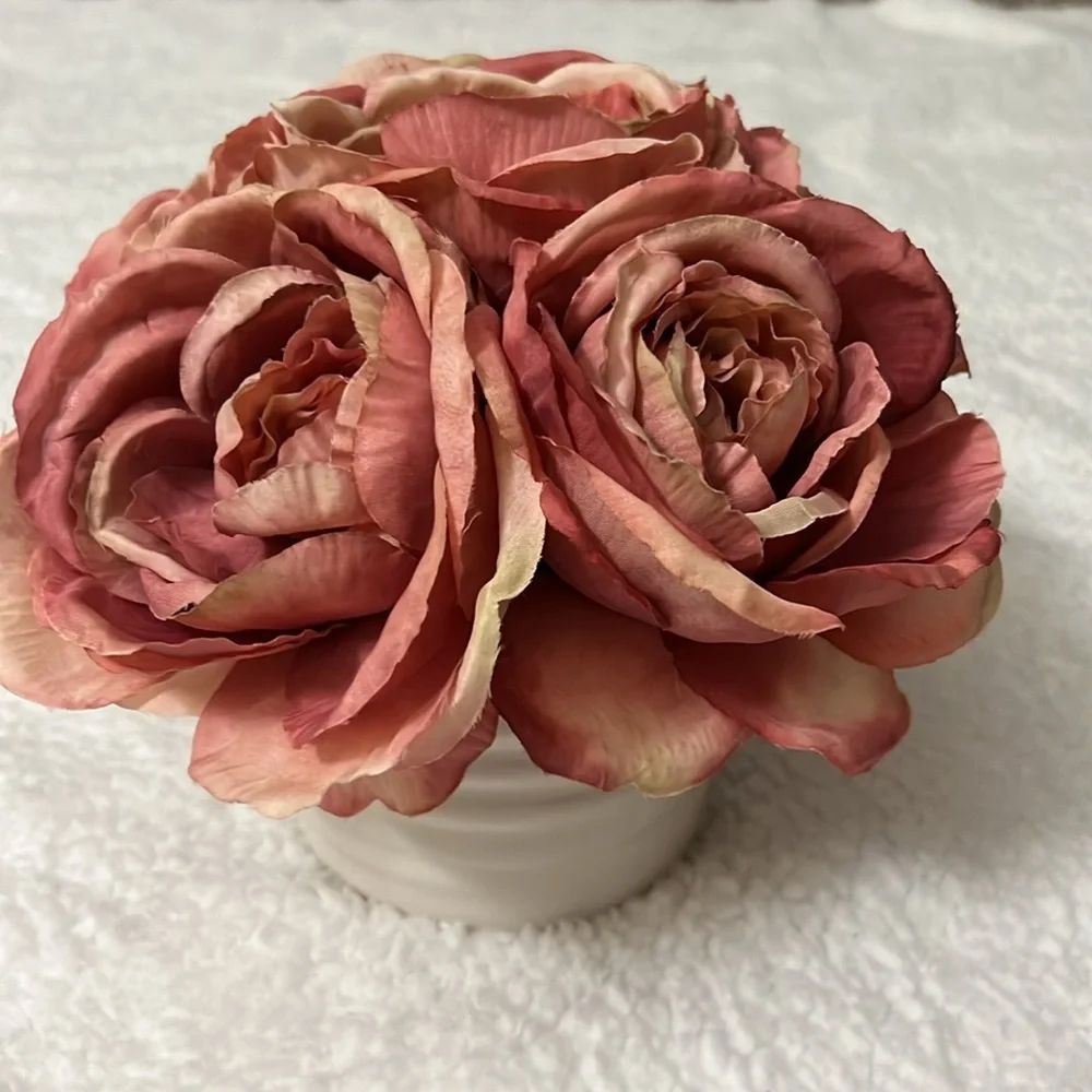 NWOT Artificial Silk Rose Flower Arrangement With Ceramic Vase